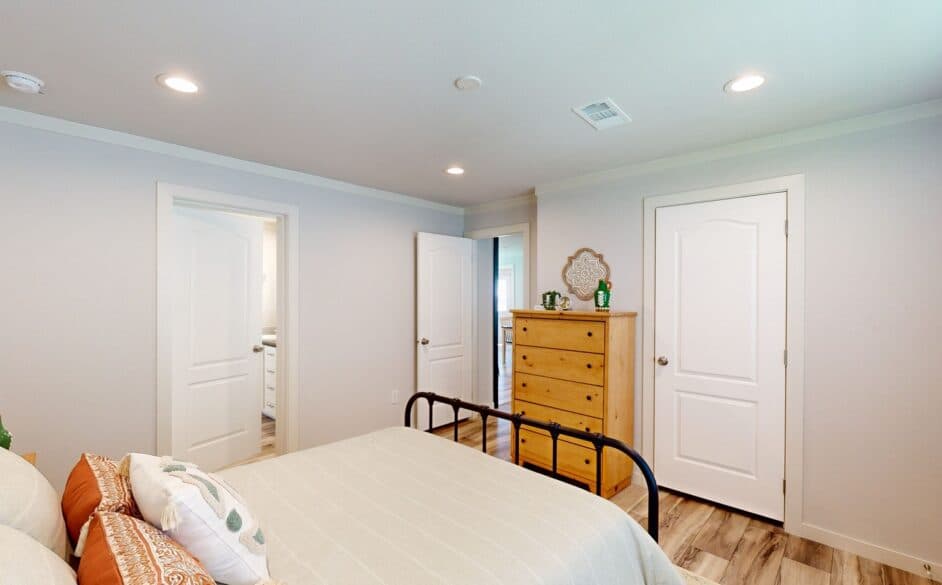 Emerald r48f bedroom home features