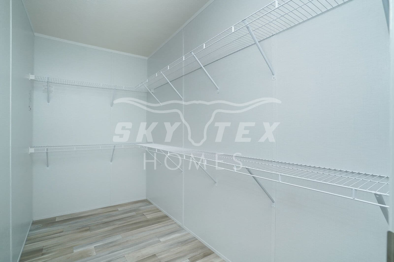 Valu maxx premier 32643e interior and bedroom home features