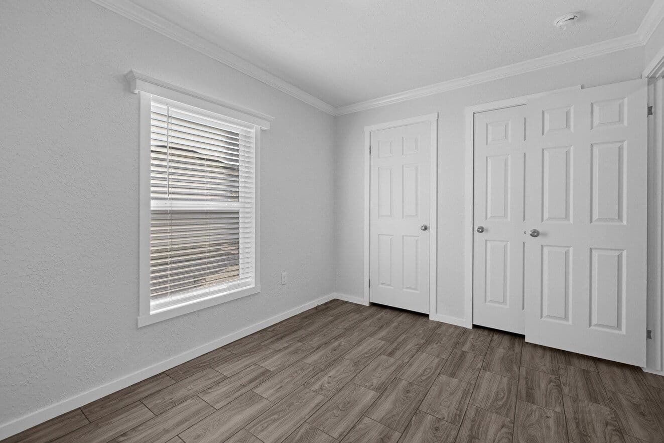 Topaz 28764a bedroom home features