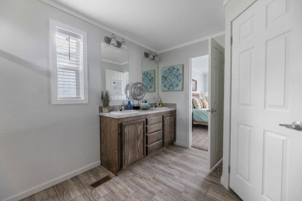 Emerald 28603a bathroom home features