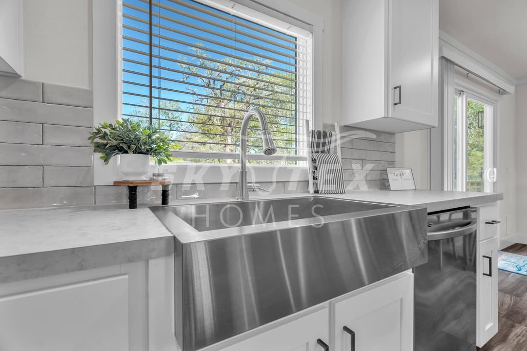 Everett elite interior and kitchen home features