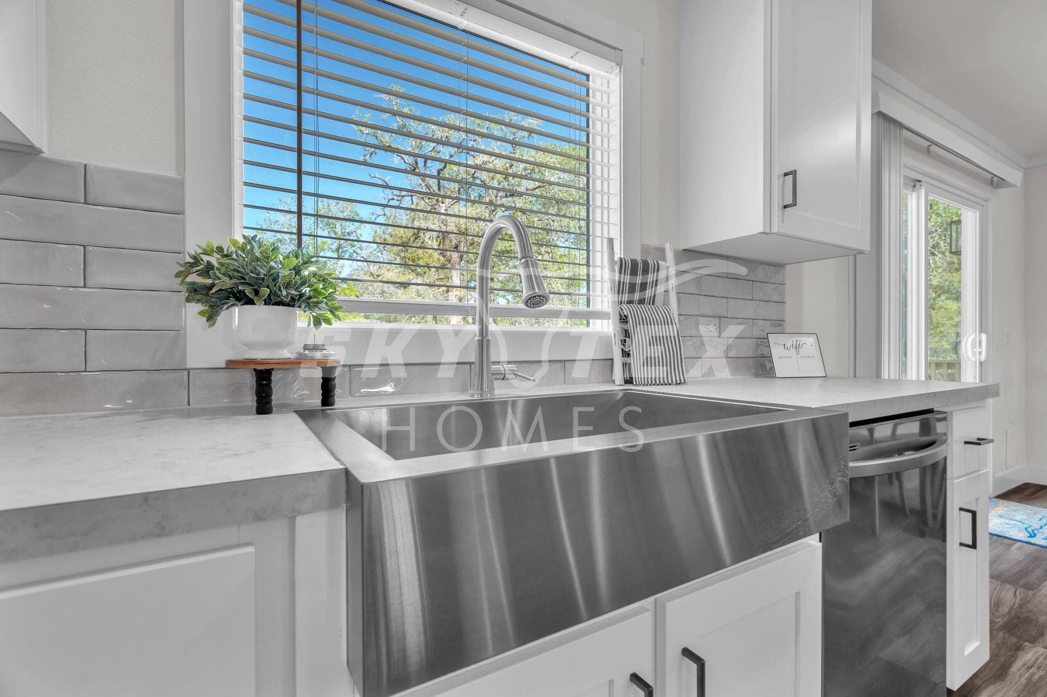 Everett elite interior and kitchen home features