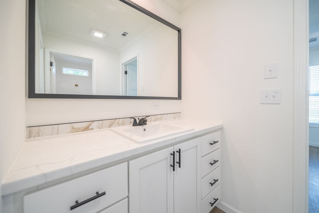Innovation 5442h - the cypress creek bathroom home features