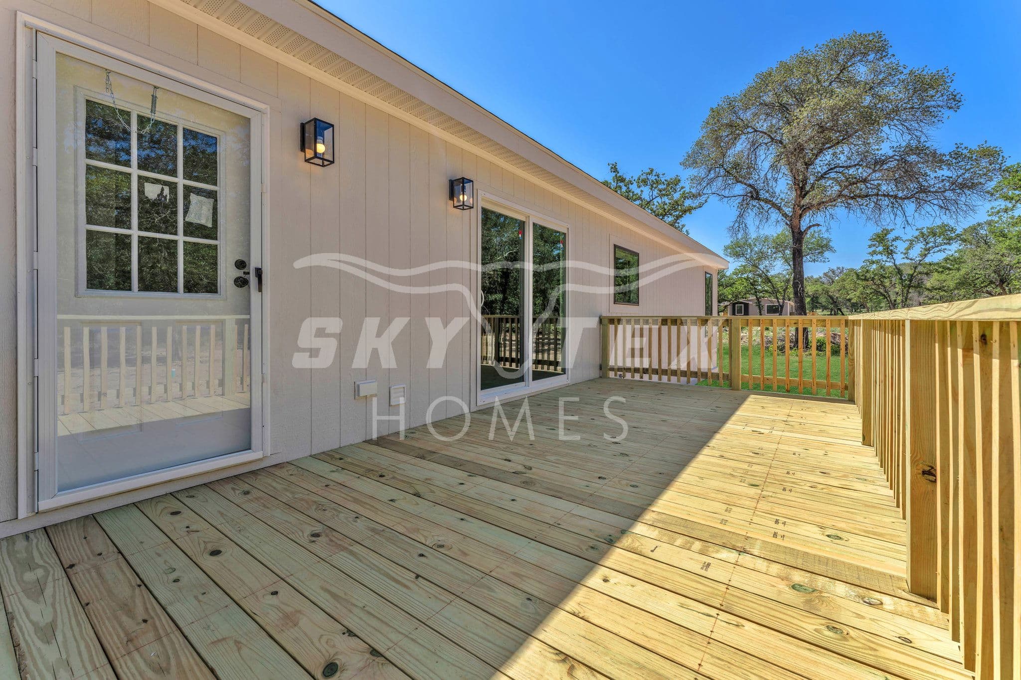 Everett elite exterior home features