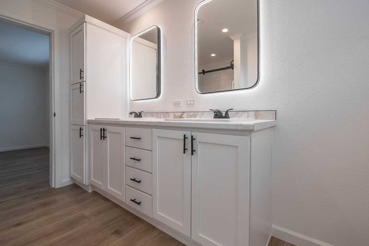 Innovation 5442h - the cypress creek bathroom home features
