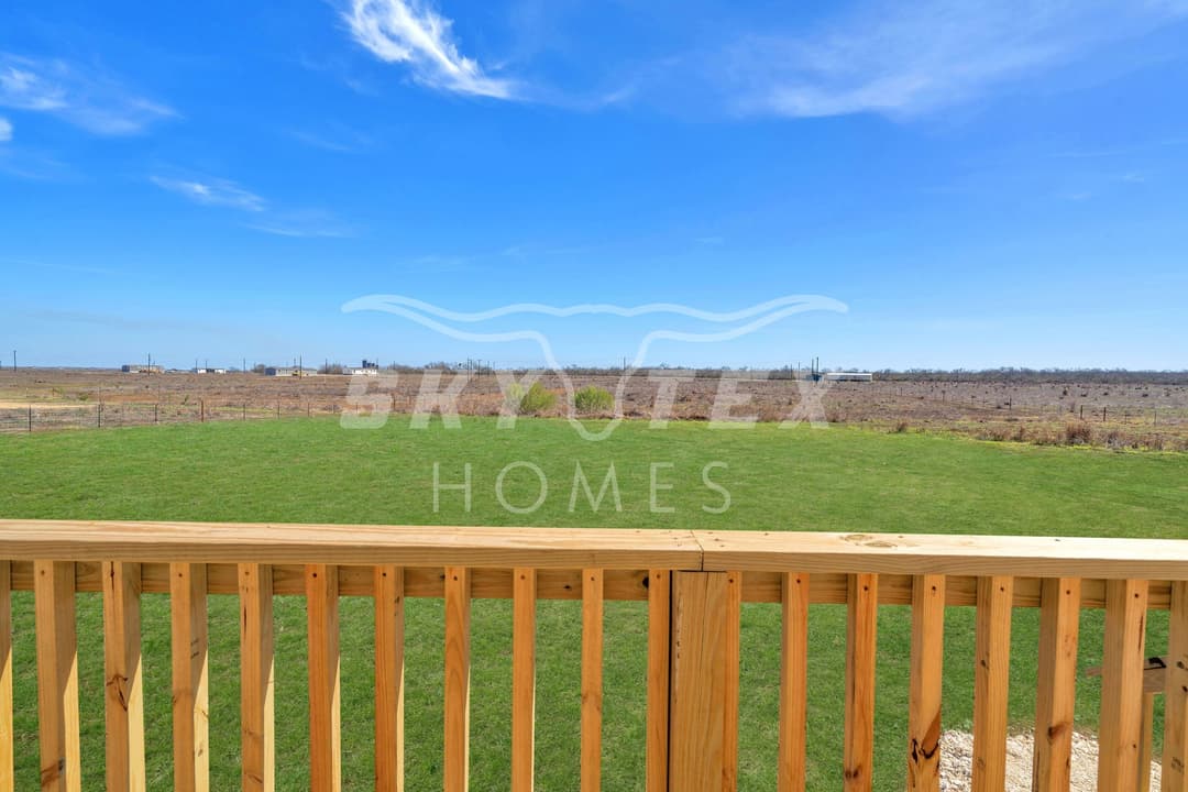 2633 fm 1332, jourdanton - 3.5 acres - pending exterior home features