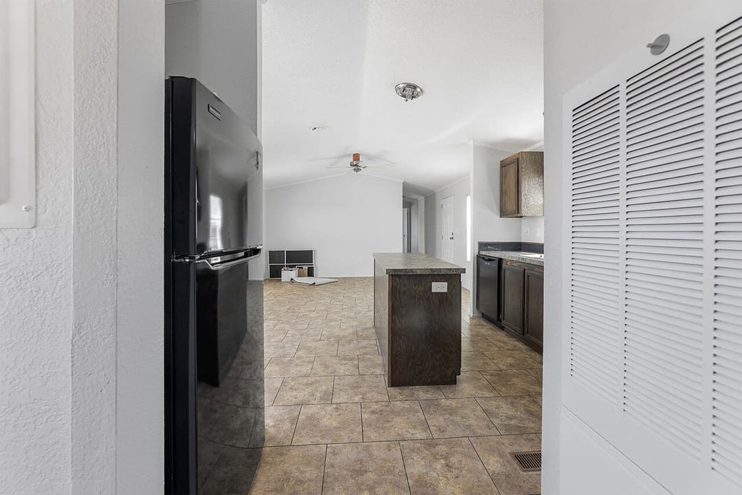 Emerald 16723a kitchen home features