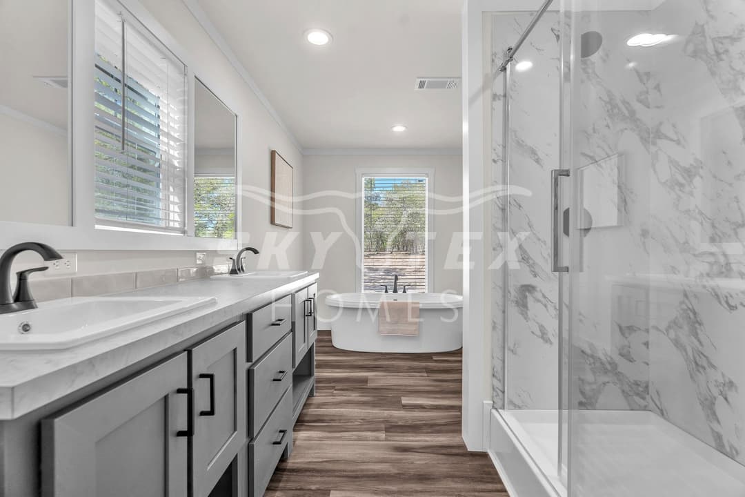 Everett elite interior and bathroom home features