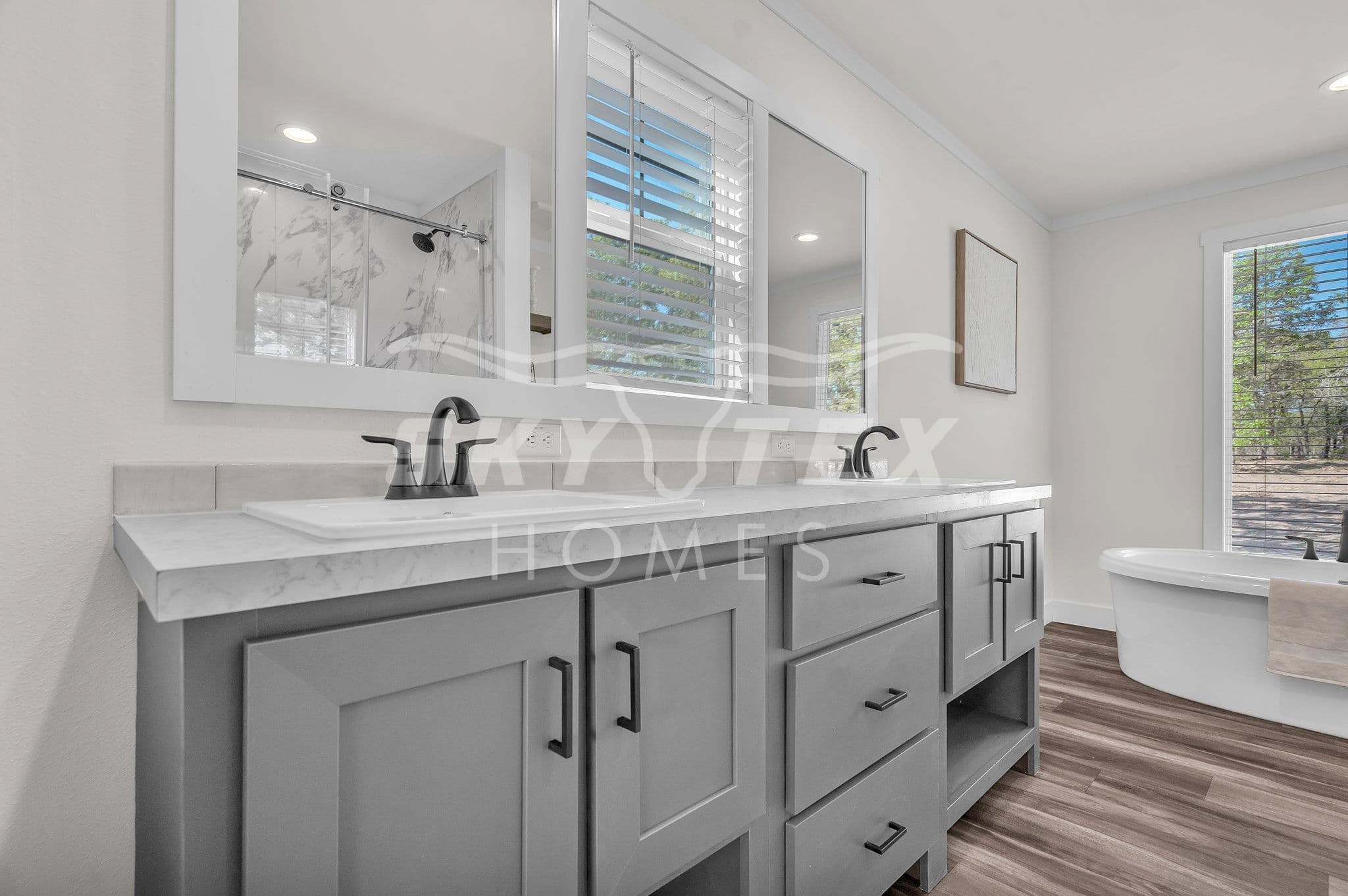 Everett elite interior and bathroom home features