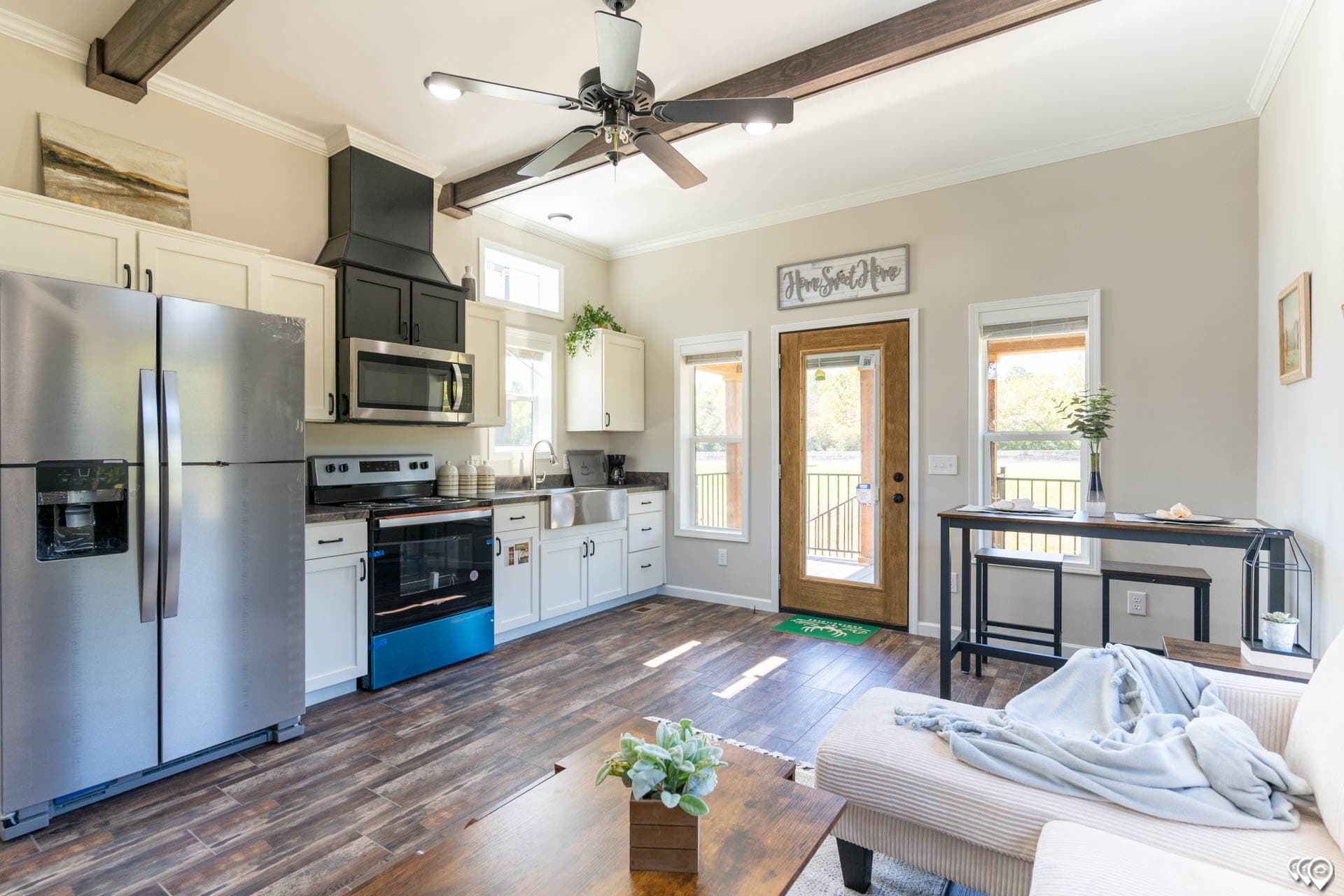 Cozy cabin 2 kitchen home features