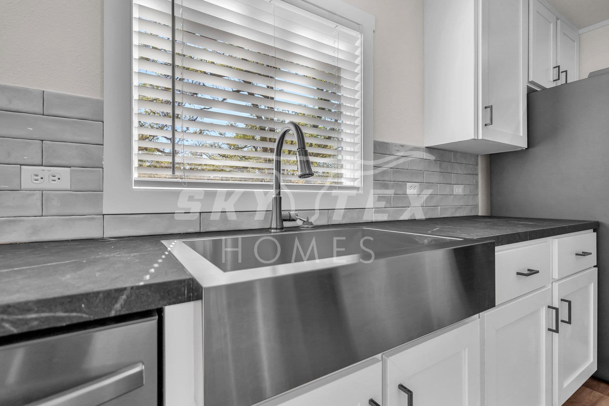 144 syrah st., la vernia - 1.05 acres kitchen home features