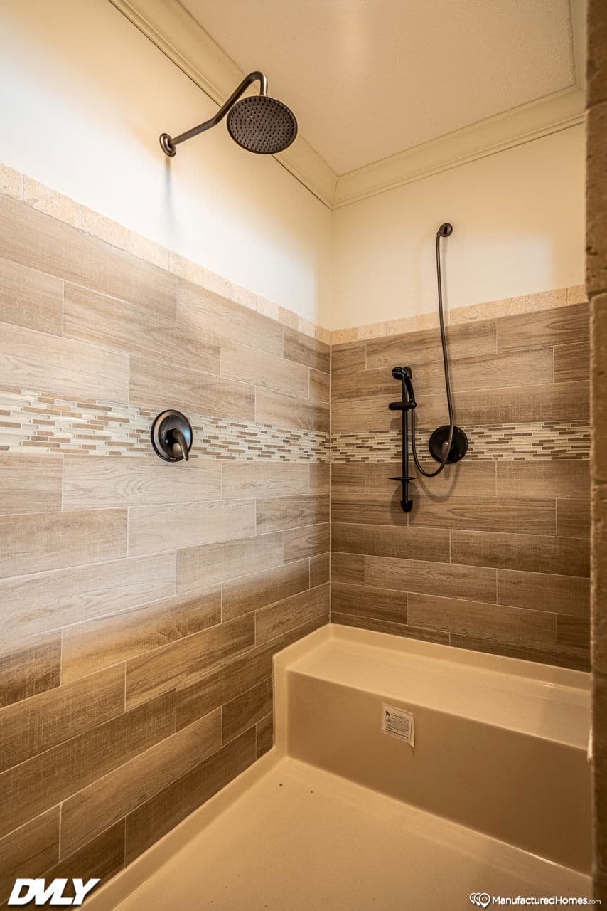 Orchard house (porch) bathroom home features