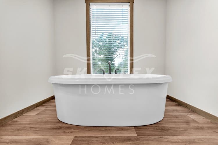 Nellie interior and bathroom home features