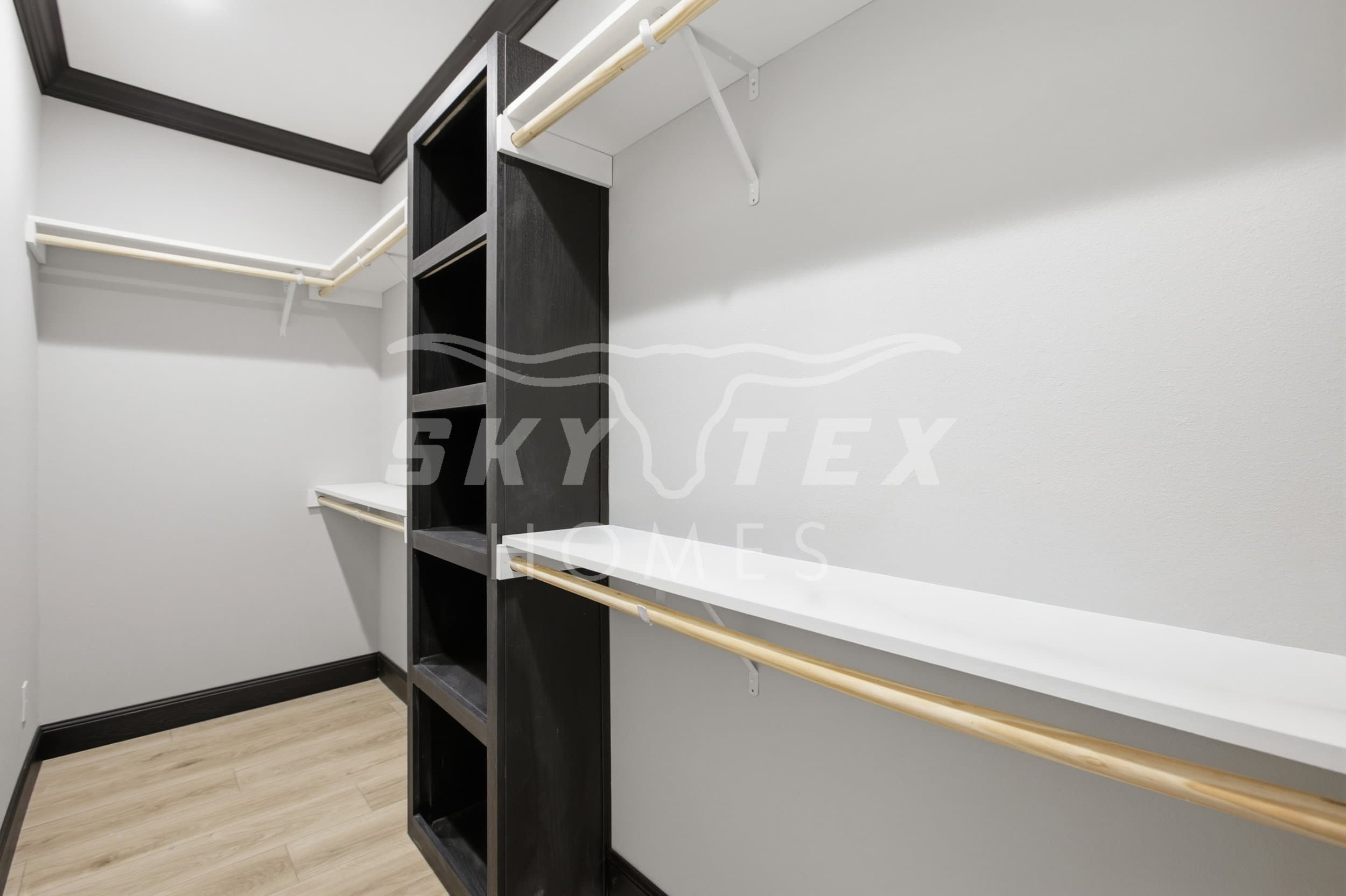 The iron peak interior and bedroom home features