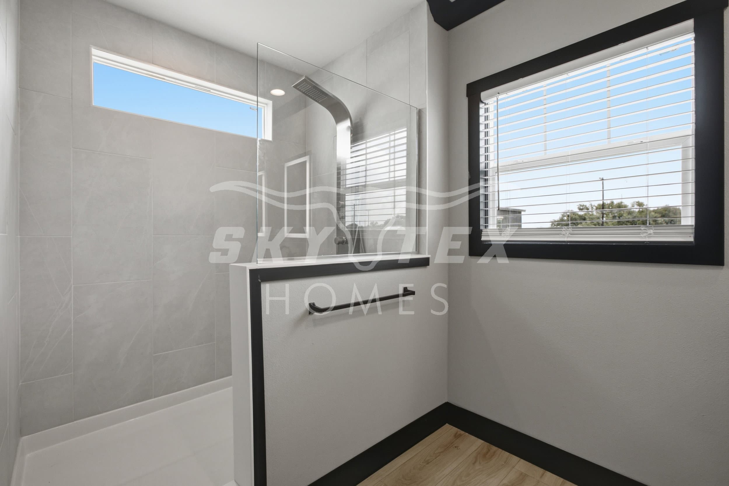 The iron peak interior and bathroom home features