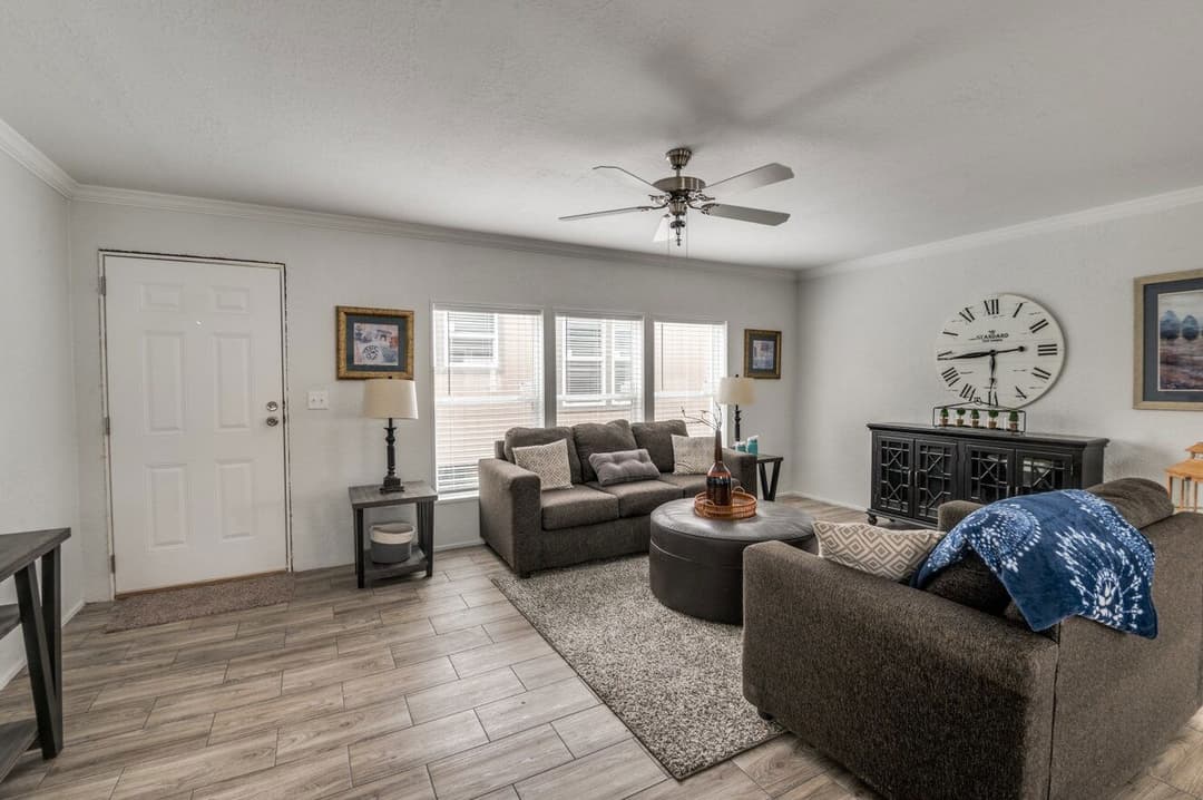 Emerald 28603a interior home features