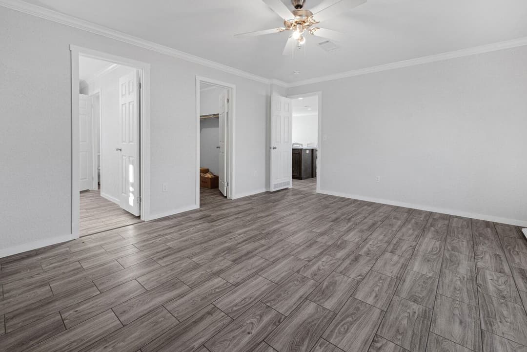 Topaz 28563a bedroom home features