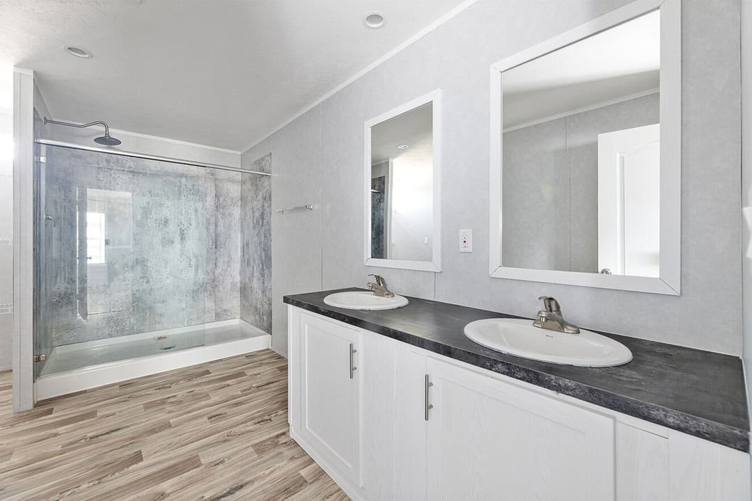 Rio grande interior and bathroom home features