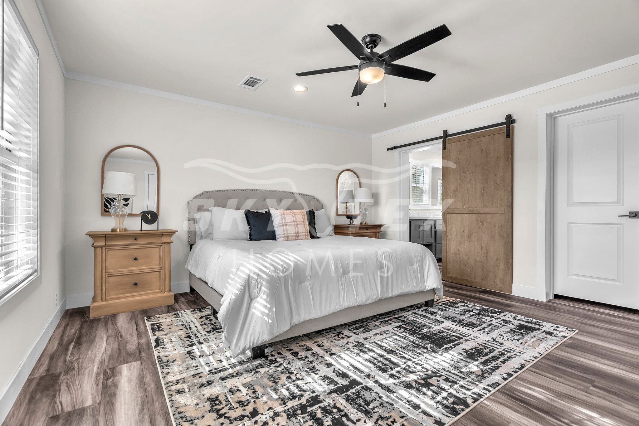 Everett elite interior and bedroom home features