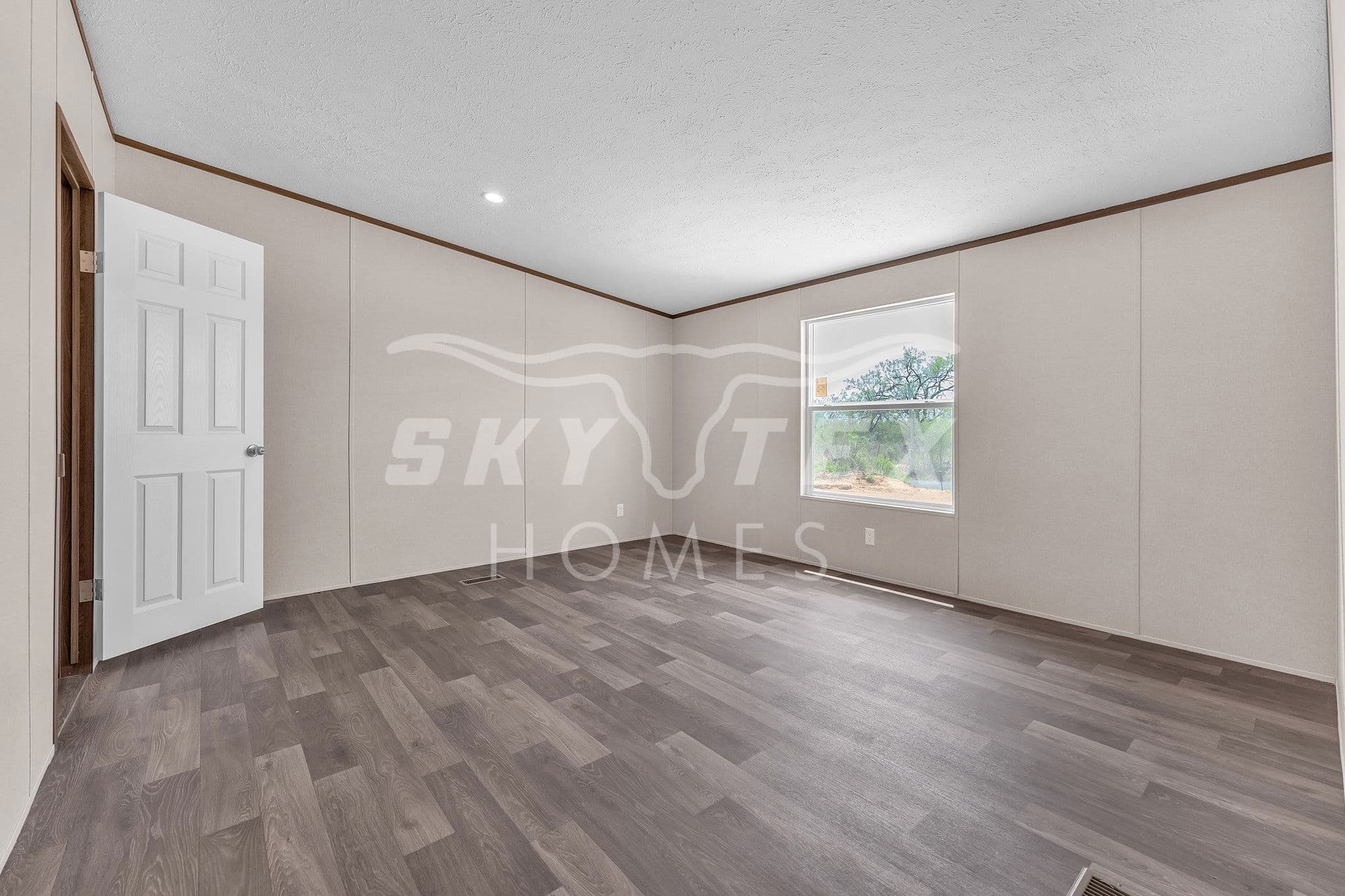 5709 cr 422, pleasanton - .765 acres bedroom home features