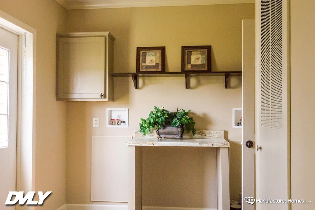 Ahaveh interior home features