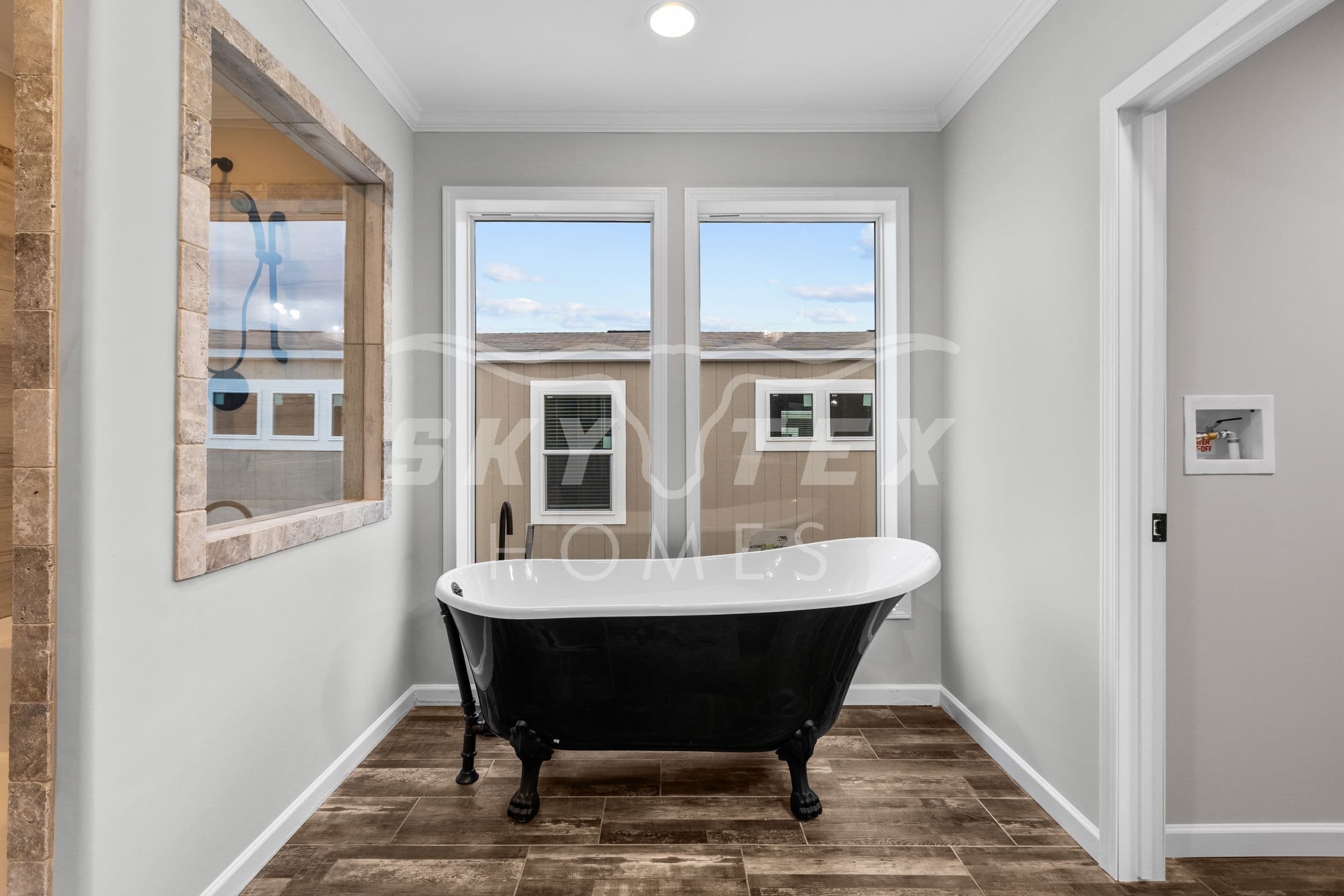 The woodside interior and bathroom home features