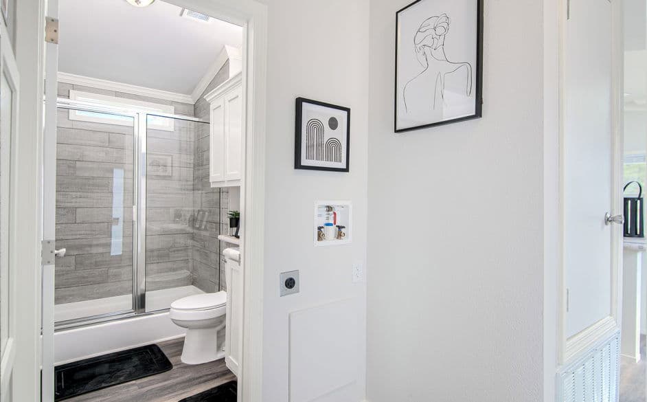 Starling d40ep8 bathroom home features