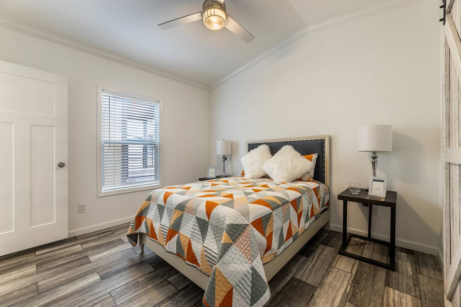 Innovation 1650h bedroom home features