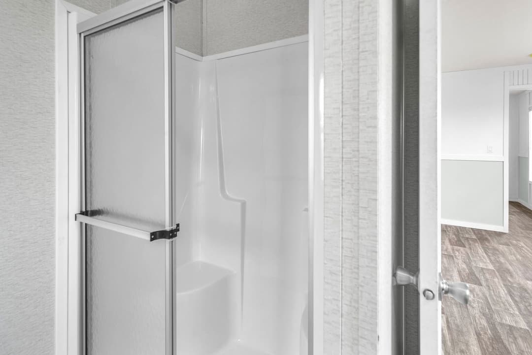 Laramie interior and bathroom home features