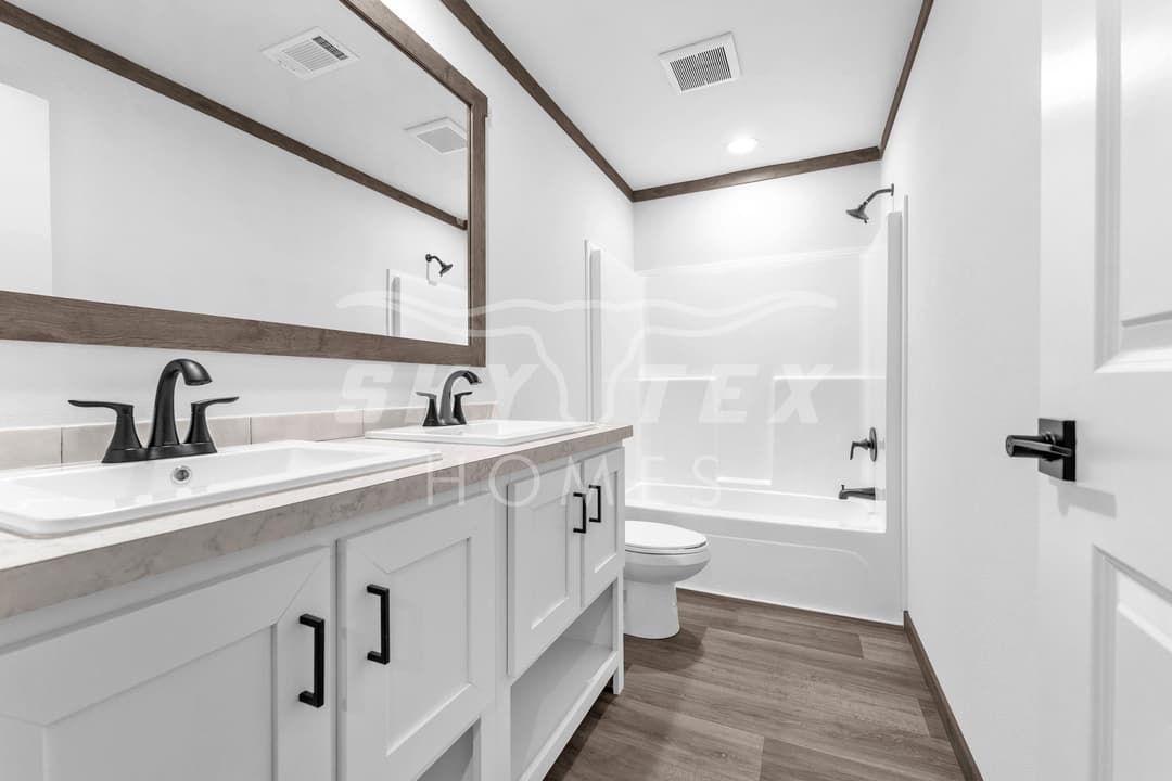 2633 fm 1332, jourdanton - 3.5 acres - pending bathroom home features