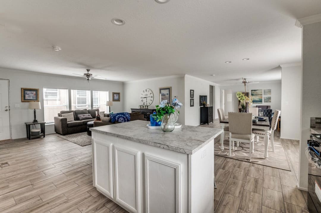 Emerald 28603a kitchen home features