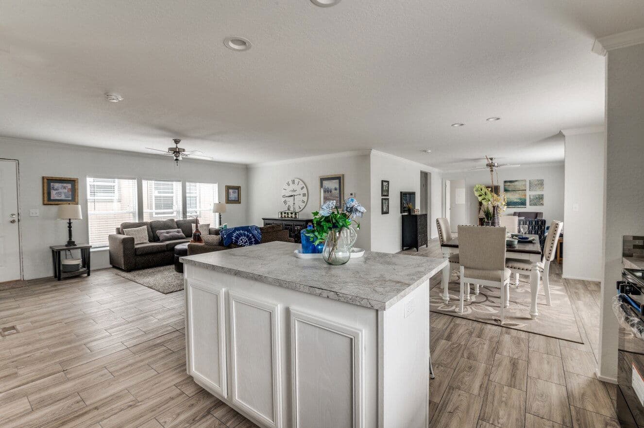 Emerald 28603a kitchen home features