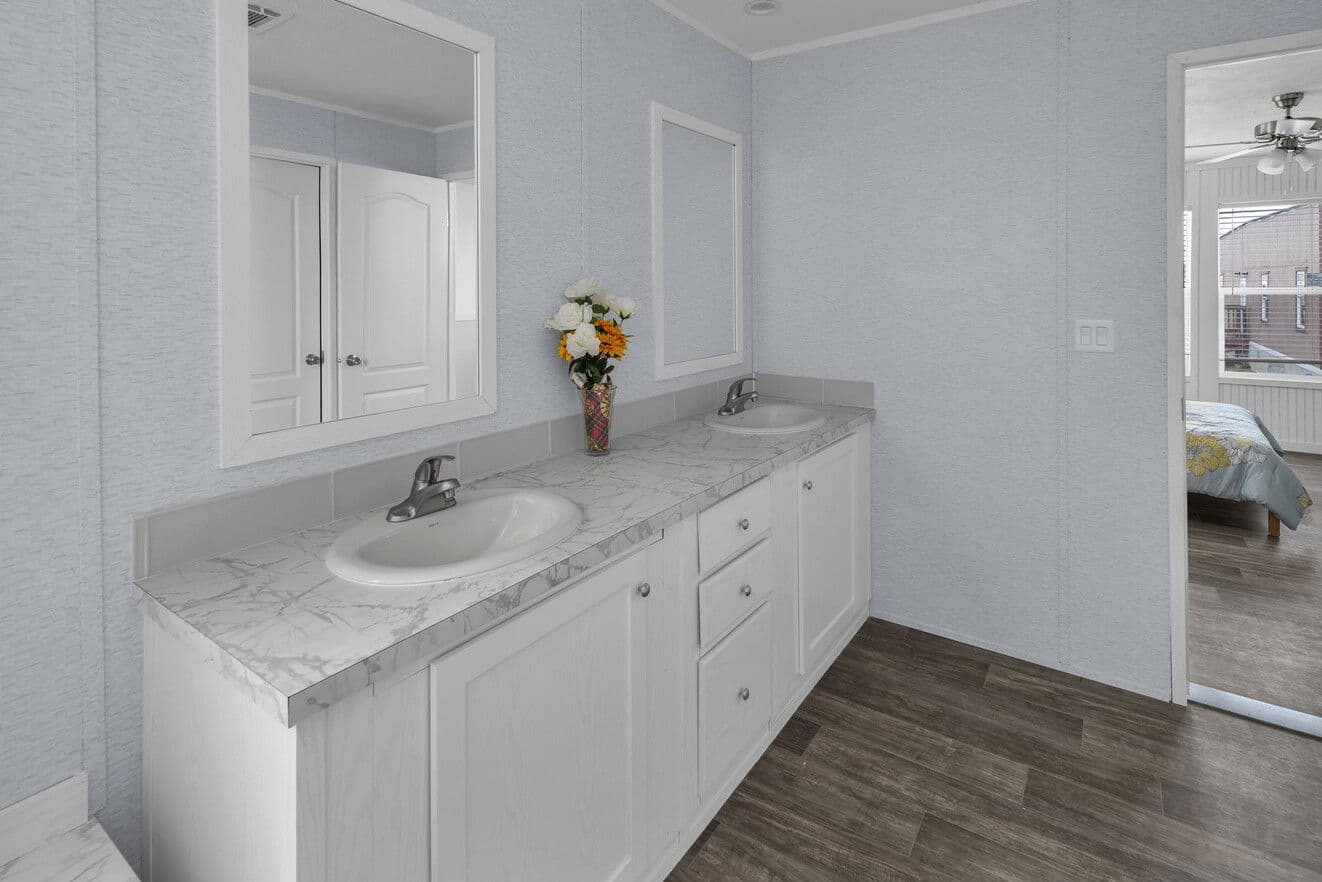 Hondo interior and bathroom home features