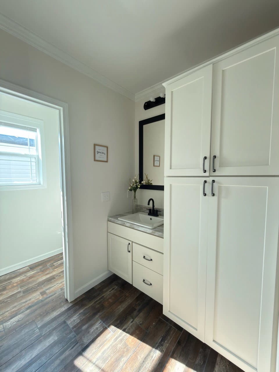 Aimon 4br bathroom home features