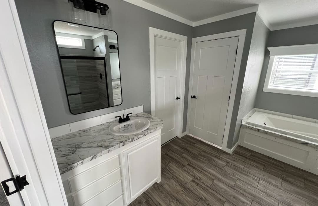 Solitaire 28684a bathroom home features