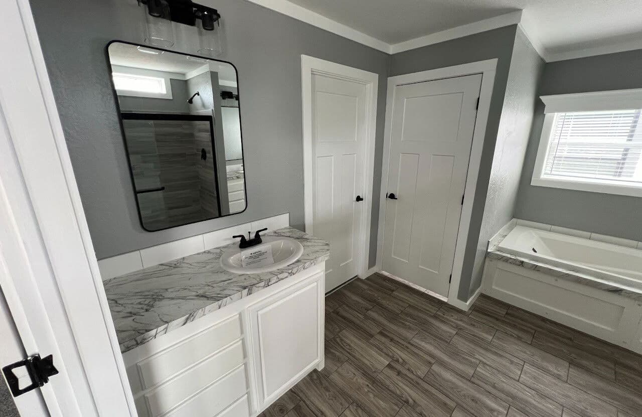 Solitaire 28684a bathroom home features