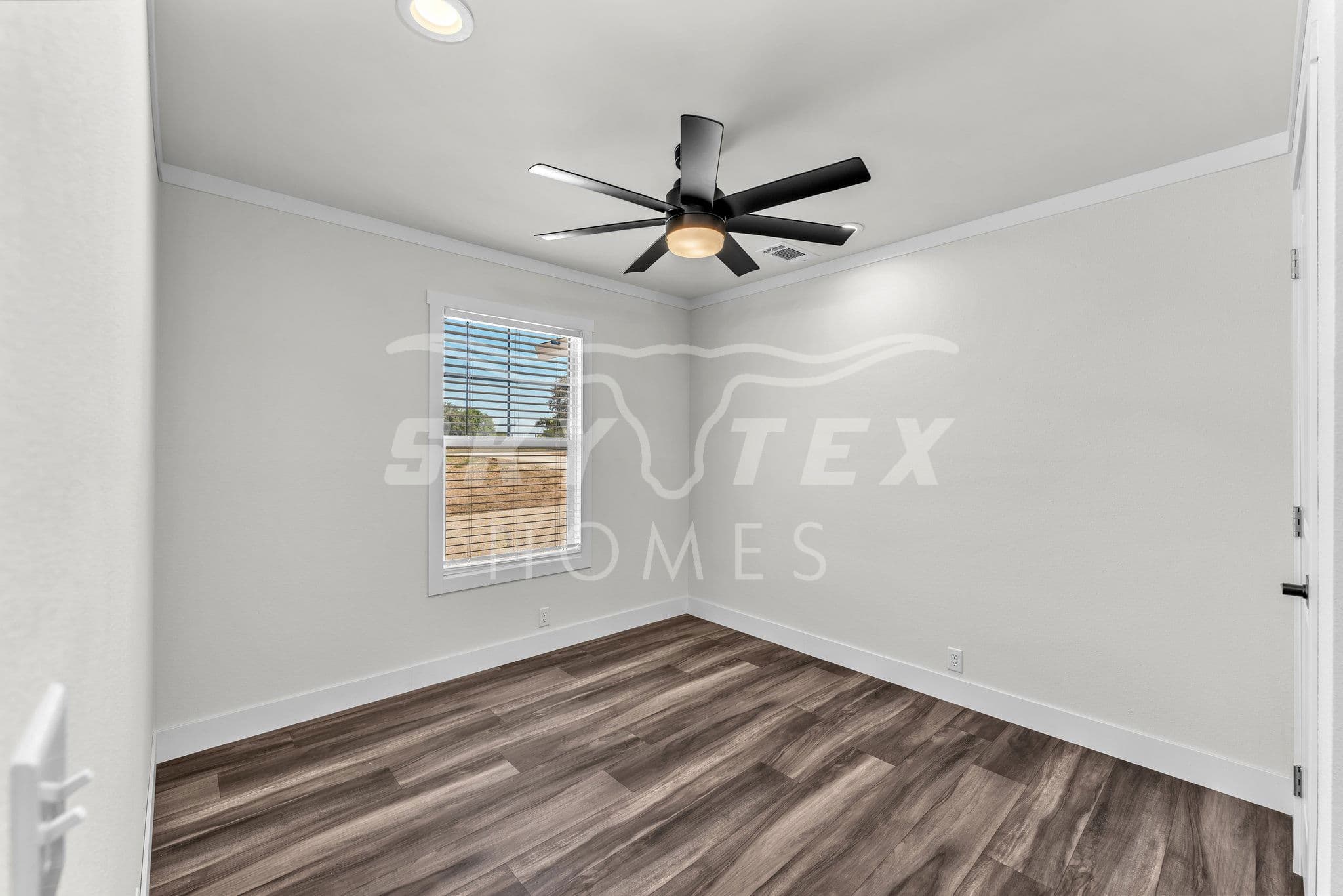 Isabella interior and bedroom home features