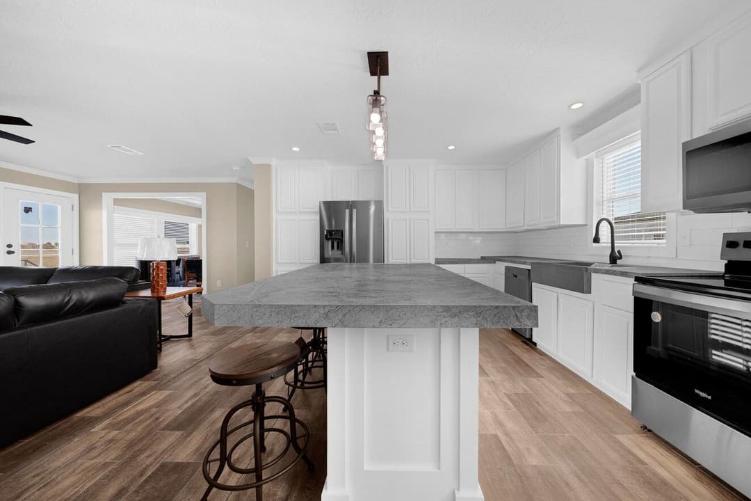 Sapphire 28663a kitchen home features