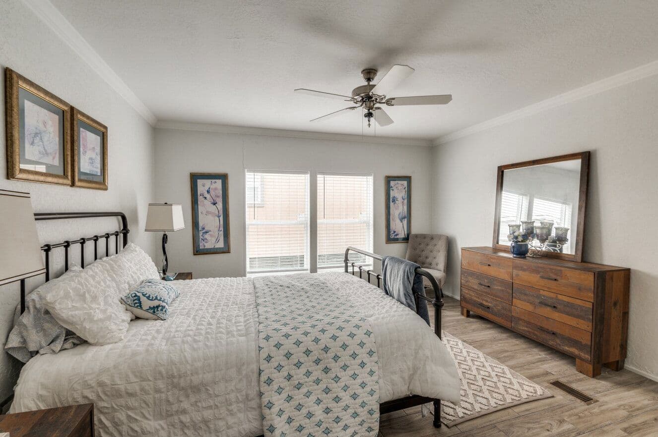 Emerald 28603a bedroom home features