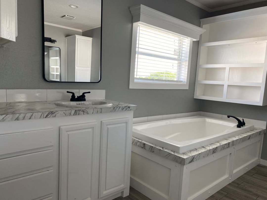 Solitaire 32824a bathroom home features