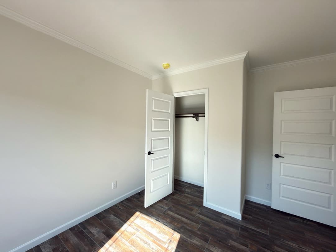 Aimon c bedroom home features