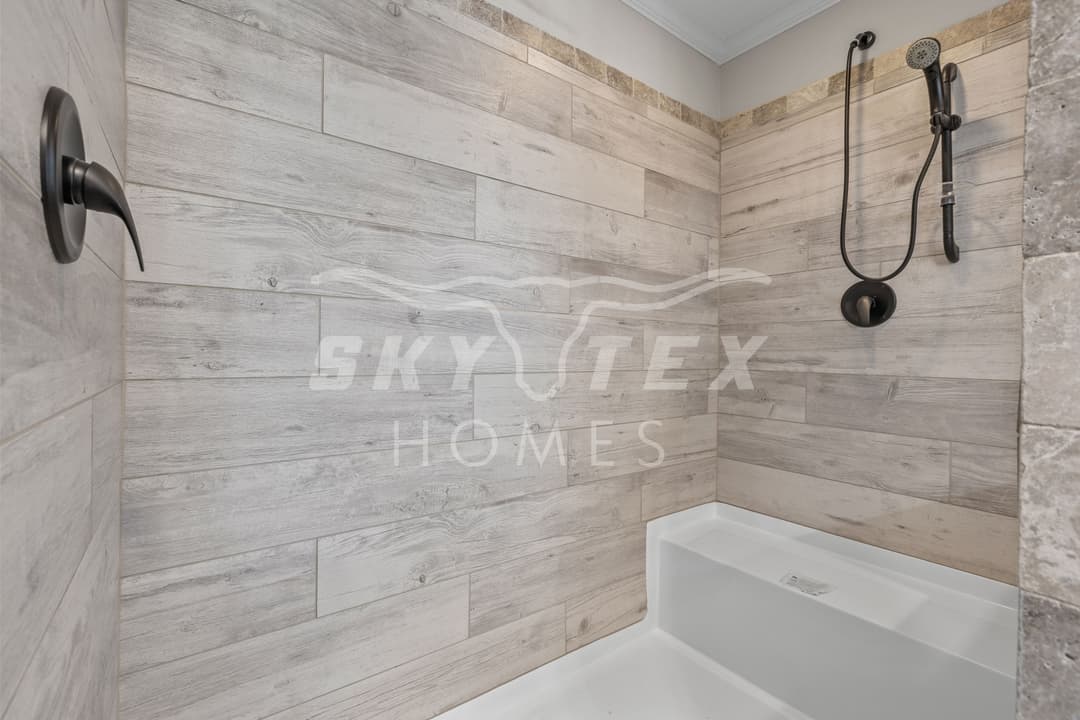 The woodside interior and bathroom home features