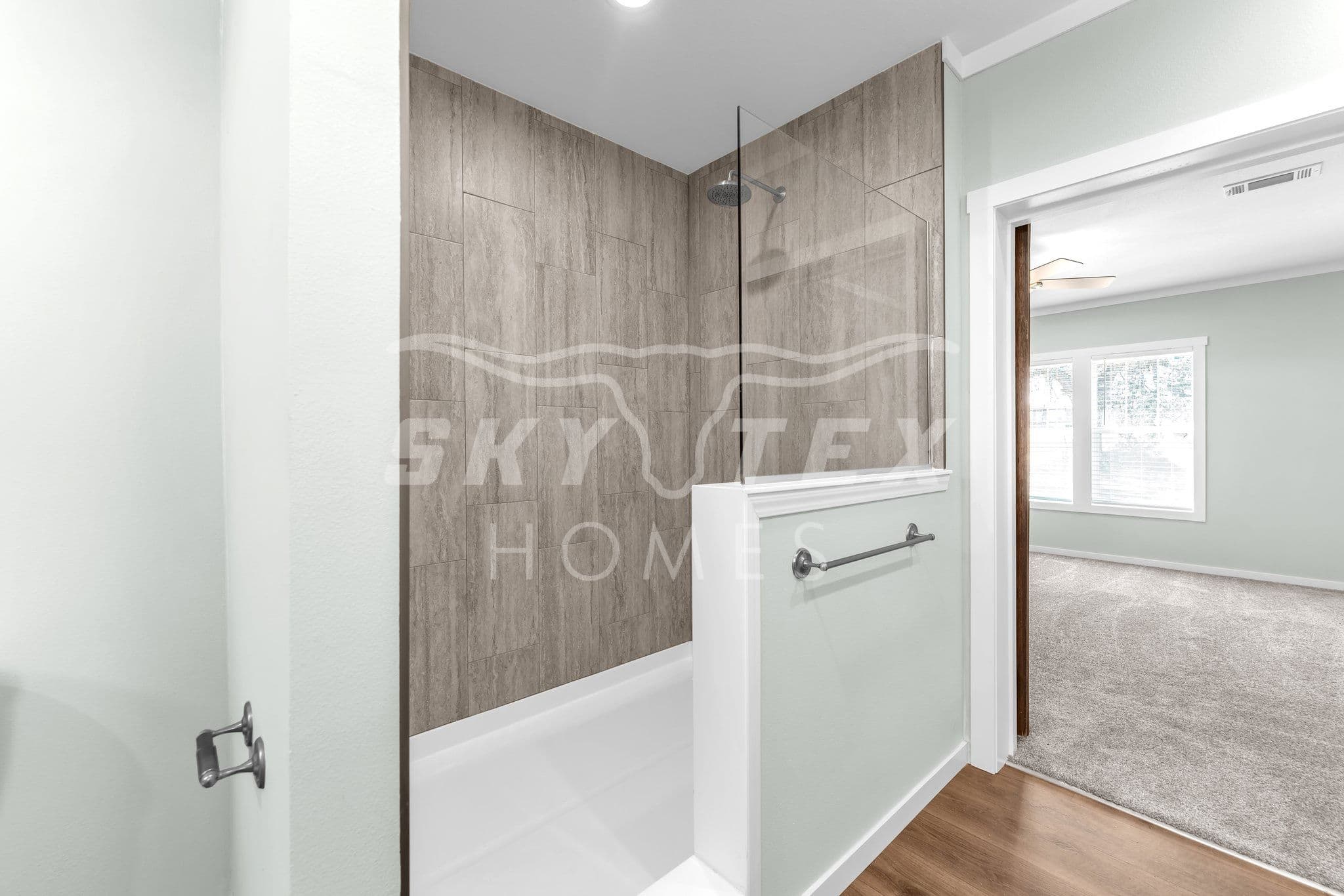 El capitan interior and bathroom home features