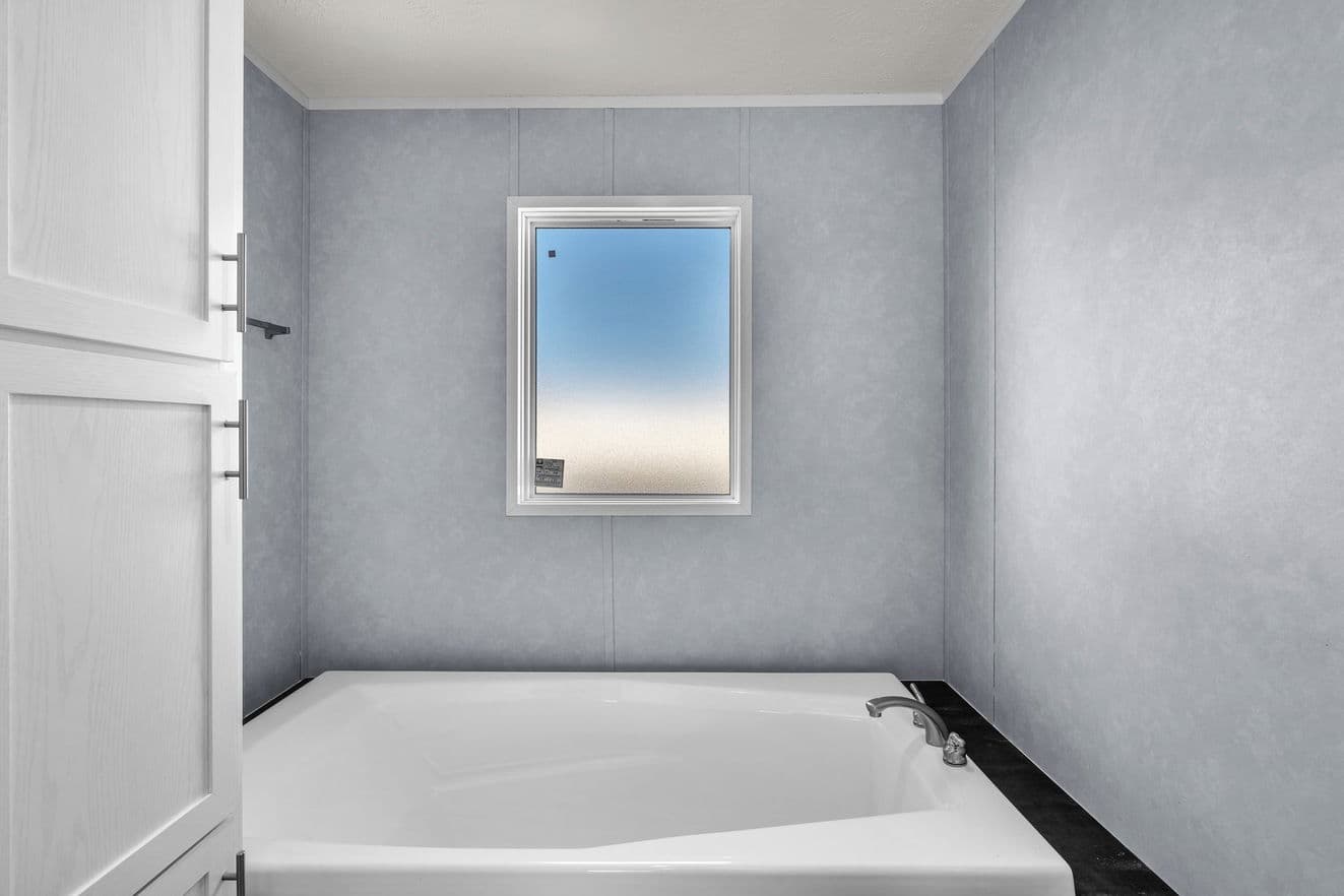 Cahill interior and bathroom home features