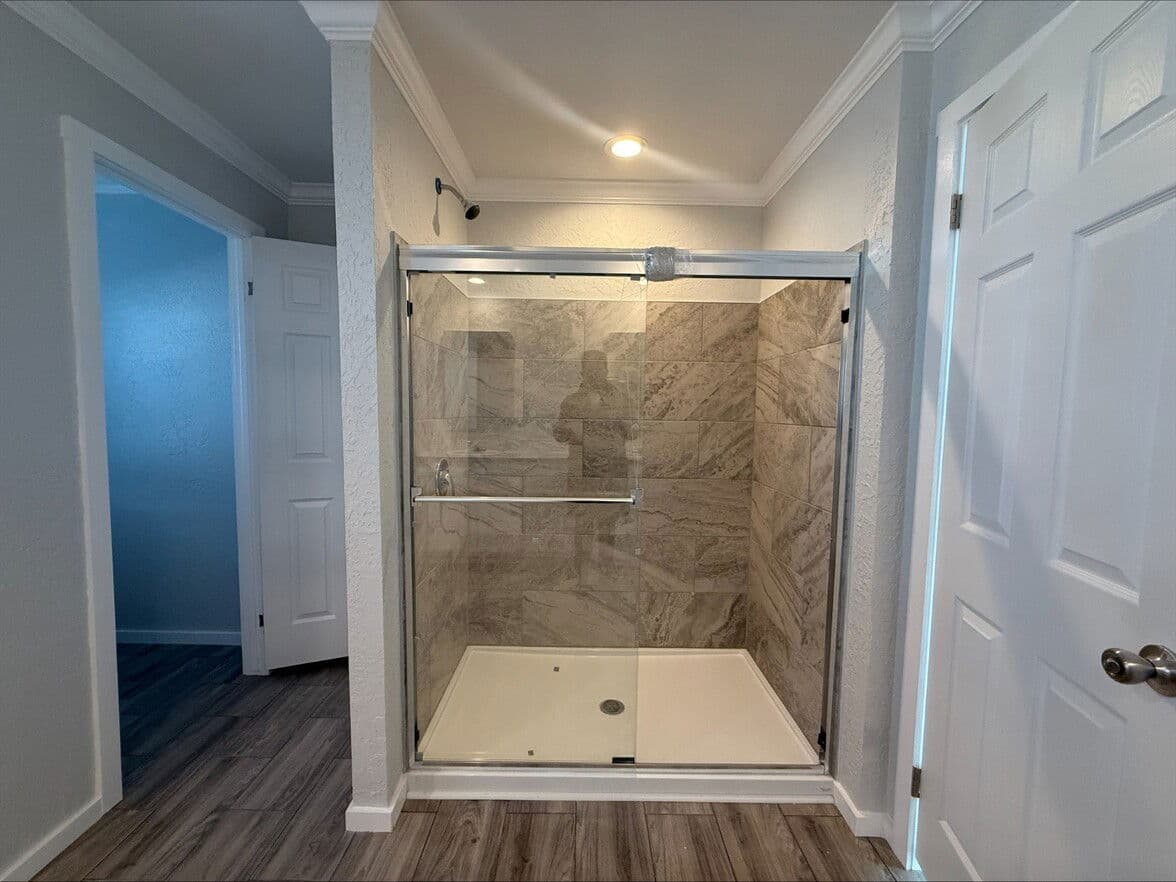 Emerald 28764a bathroom home features