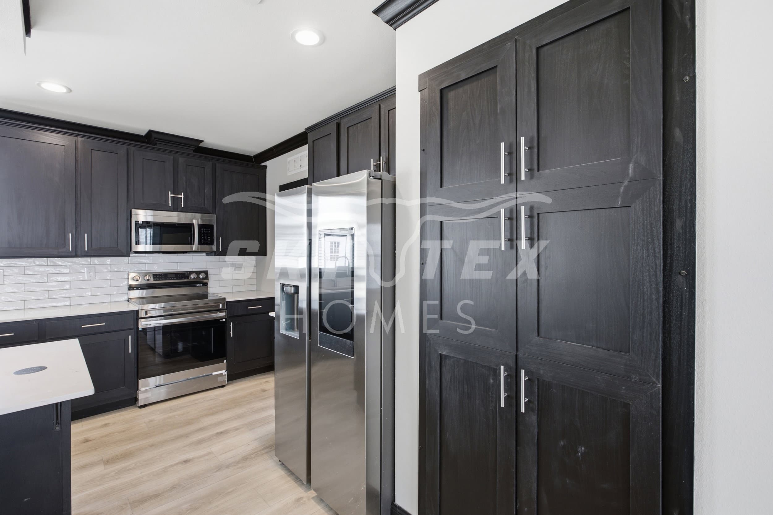 The iron peak interior and kitchen home features