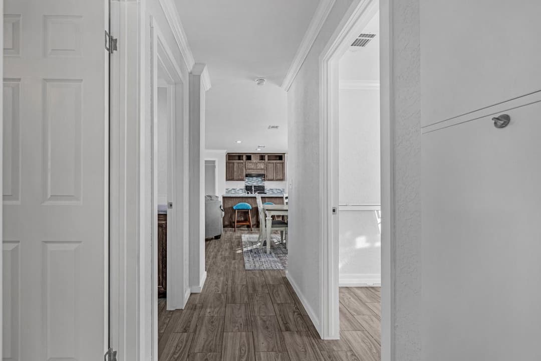 Topaz 28563a interior home features