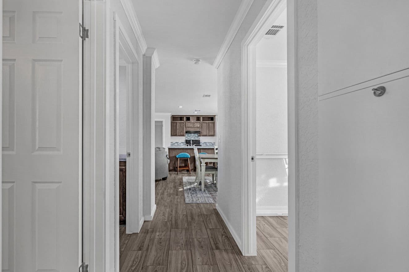 Topaz 28563a interior home features