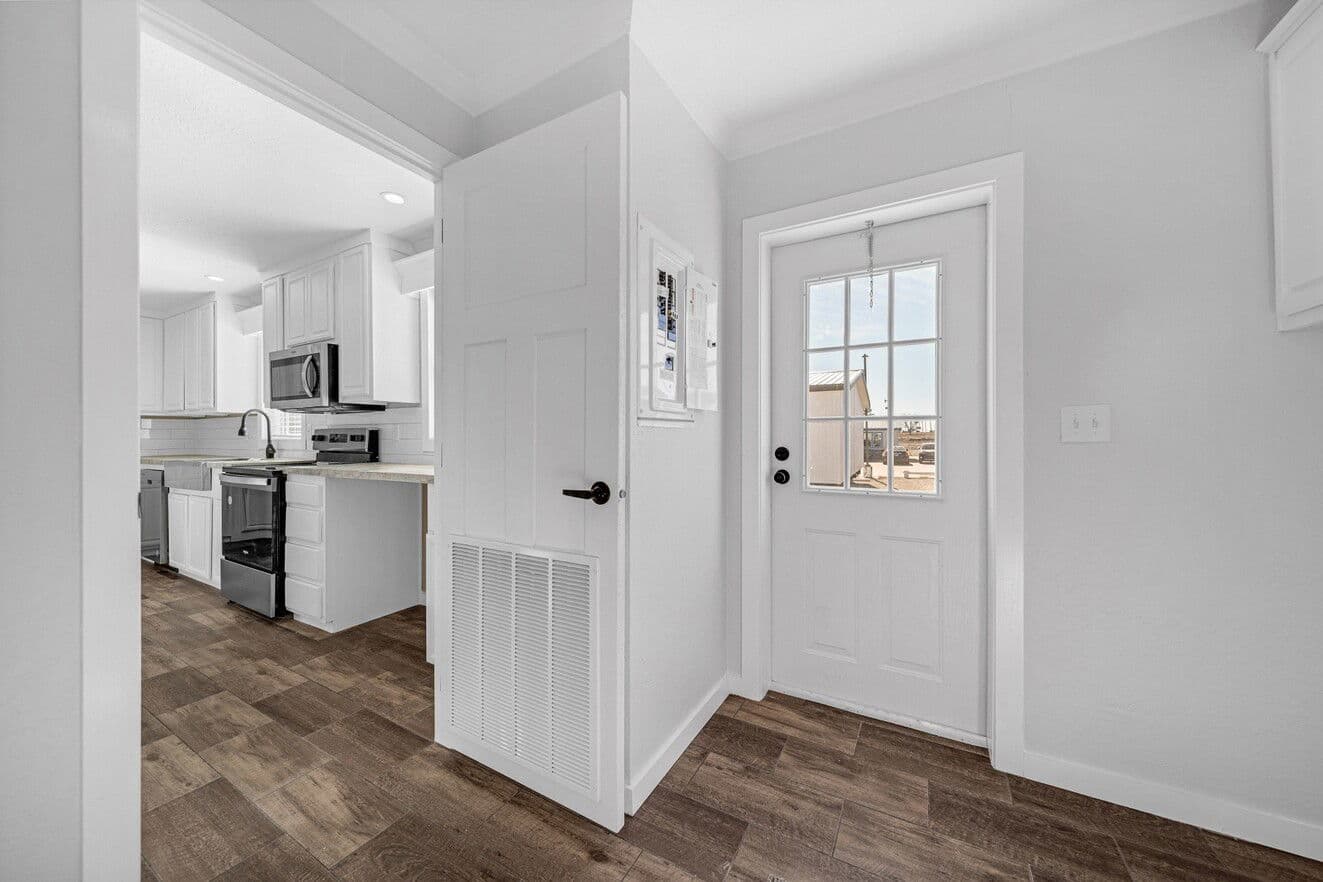 Sapphire 28663a interior home features