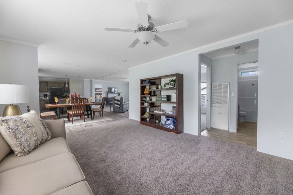 Emerald 28603a interior home features